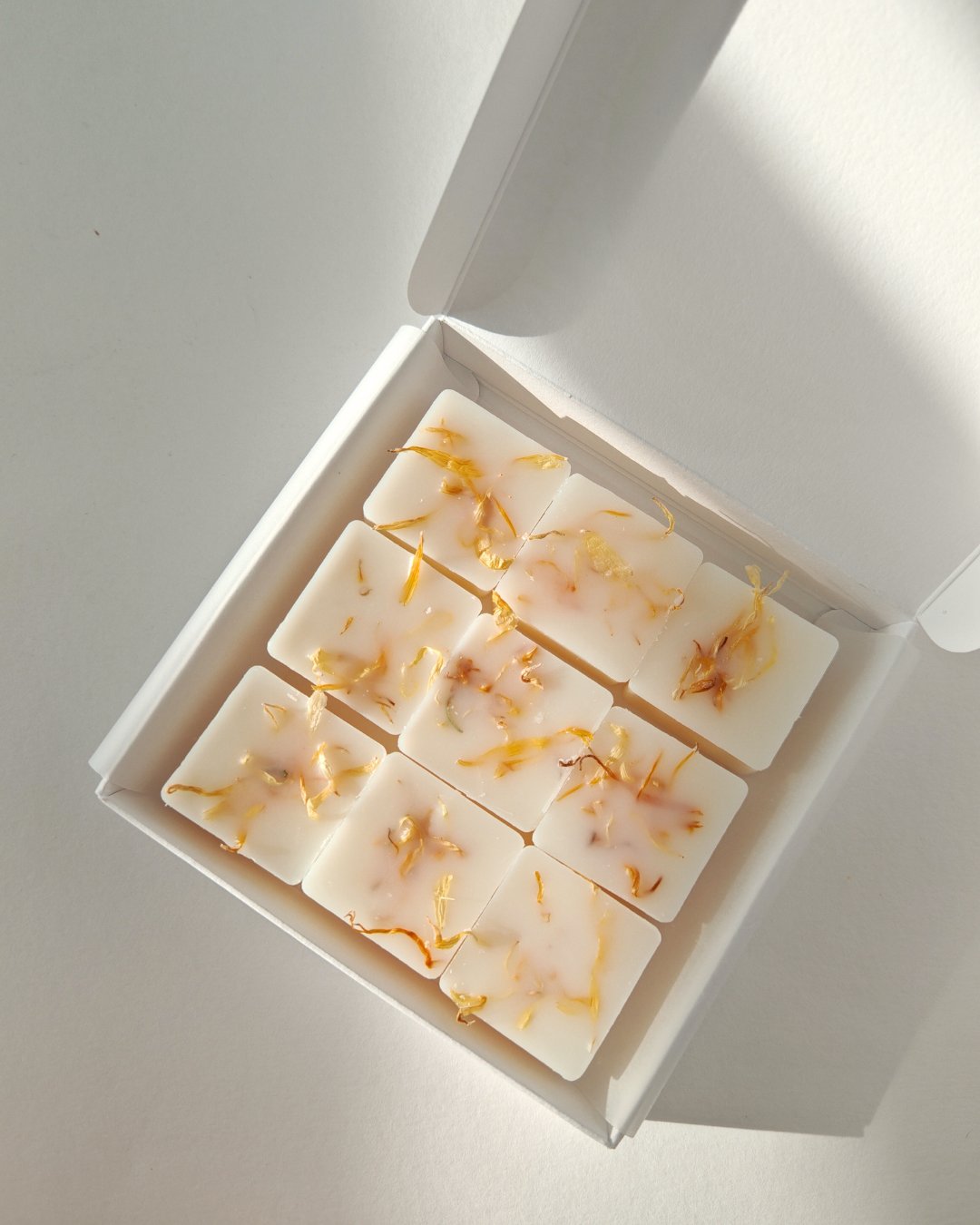 Set da 9 Praline botaniche (wax melt) in cera cera di oliva al Palo Santo, con petali di calendula, ideali per il brucia essenze.