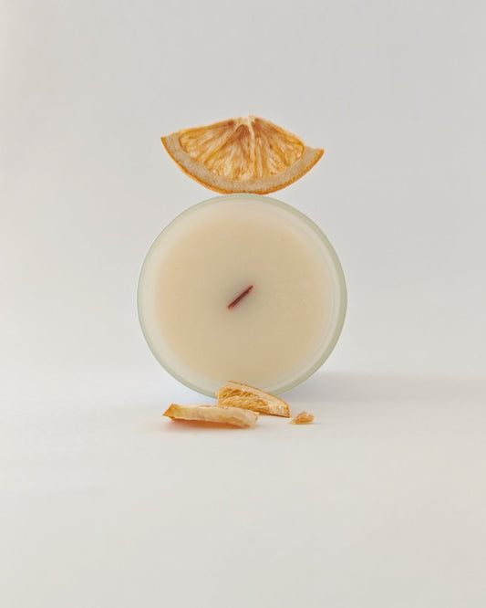 Candela artigianale Aurah Lab in cera di oliva, fragranza zagara mediterranea, contenitore in vetro bianco opaco.