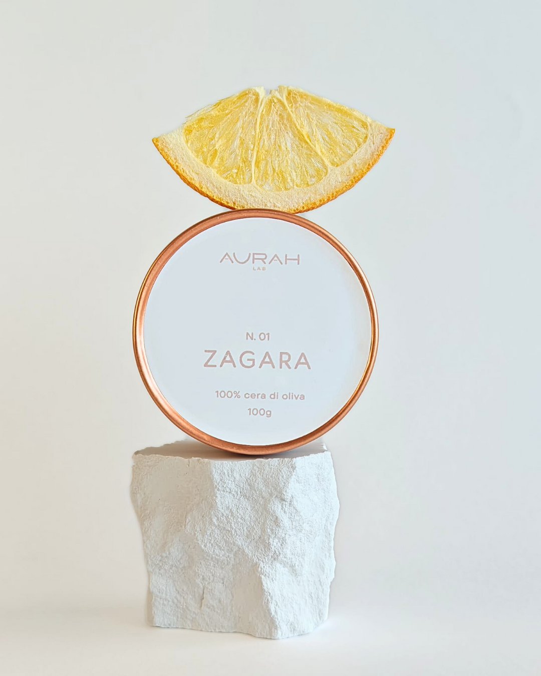 Candela travel Aurah Lab realizzata in cera di oliva, fragranza zagara, stoppino in legno, in latta rose gold.