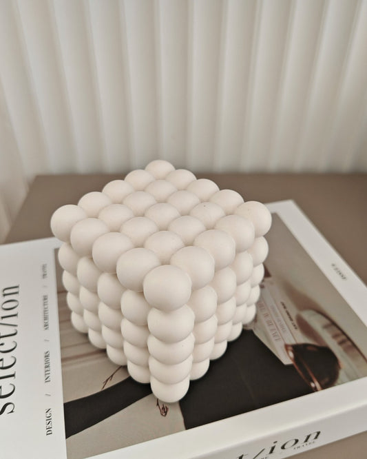 Contenitore Atomo in Jesmonite bianco con sfere geometriche e coperchio, design artigianale Aurah Lab.