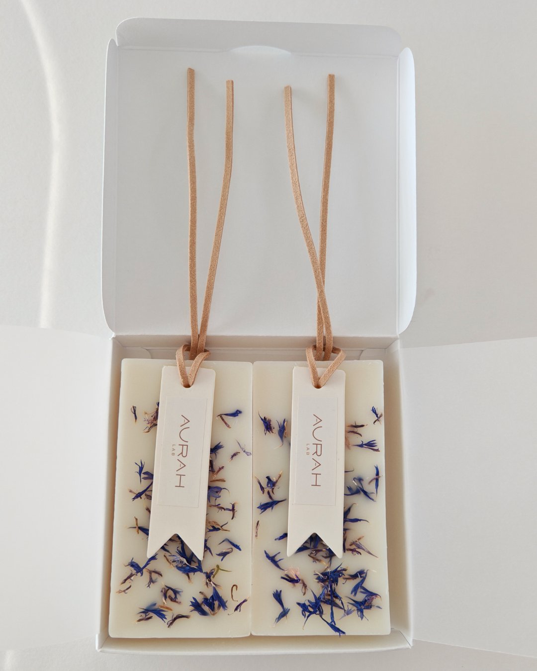 Gioielli Botanici Cristalli di Sale Aurah Lab - set da 2 profumatori artigianali in cera di oliva con petali di fiordaliso blu, ideali per armadi e cassetti