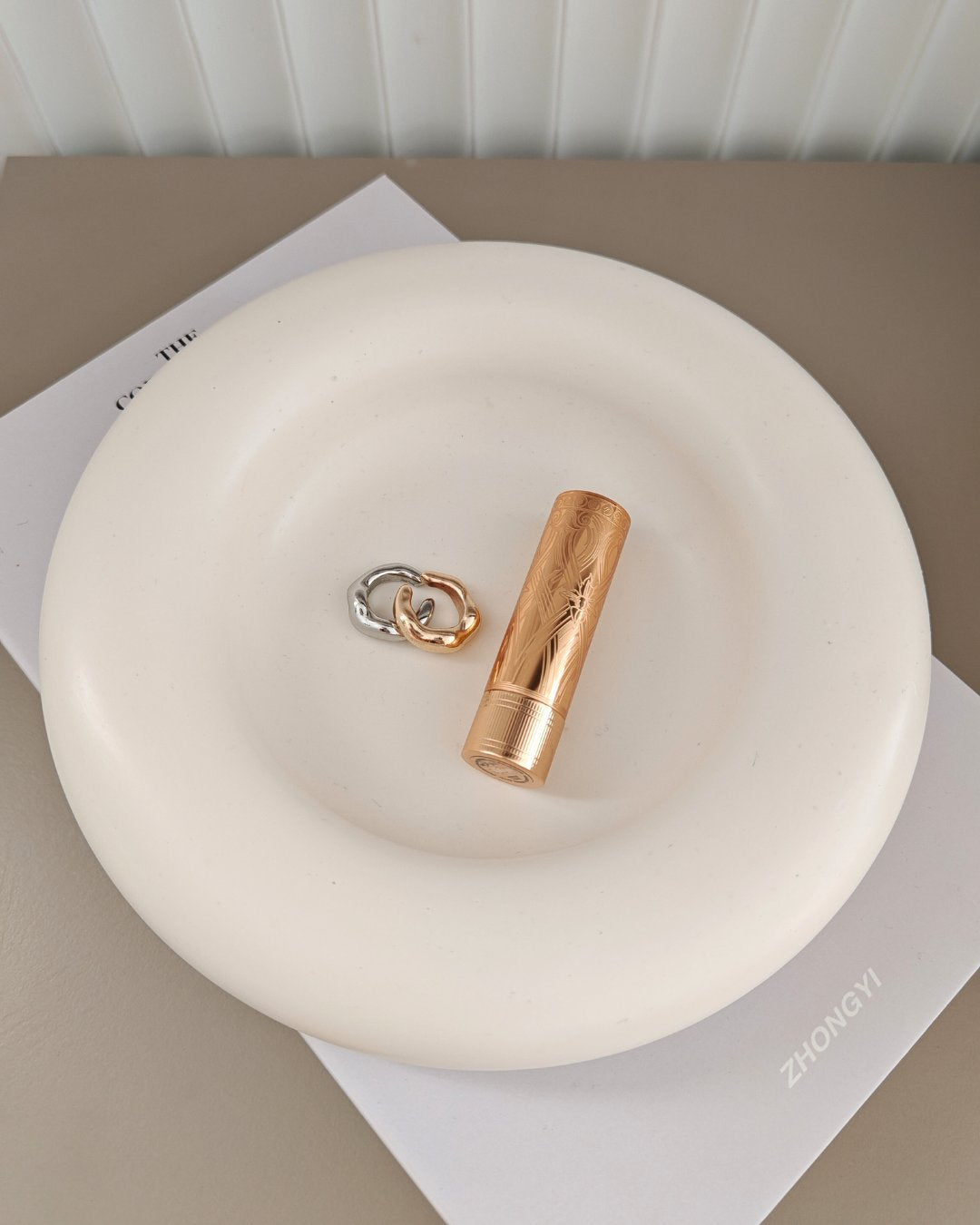 Porta gioielli e centrotavola Duna in Jesmonite bianco, ciotola arrotondata profonda, design artigianale Aurah Lab.