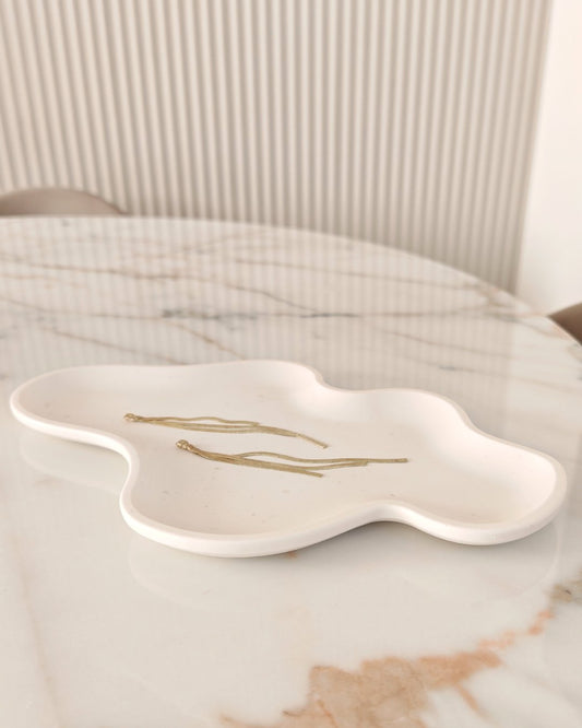 Vassoio Laguna in Jesmonite bianco con bordo irregolare, design artigianale Aurah Lab.