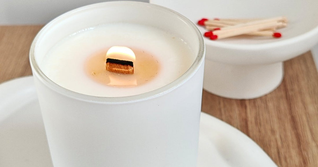 Candela artigianale in cera di oliva accesa – Aurah Lab