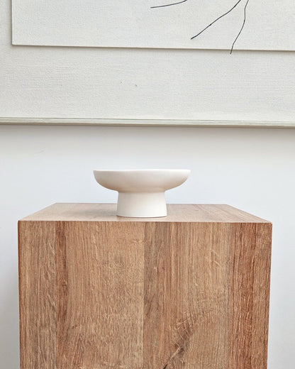 Eos, alzata decorativa in eco- resina Jesmonite fatta a mano da Aurah Lab.jpg