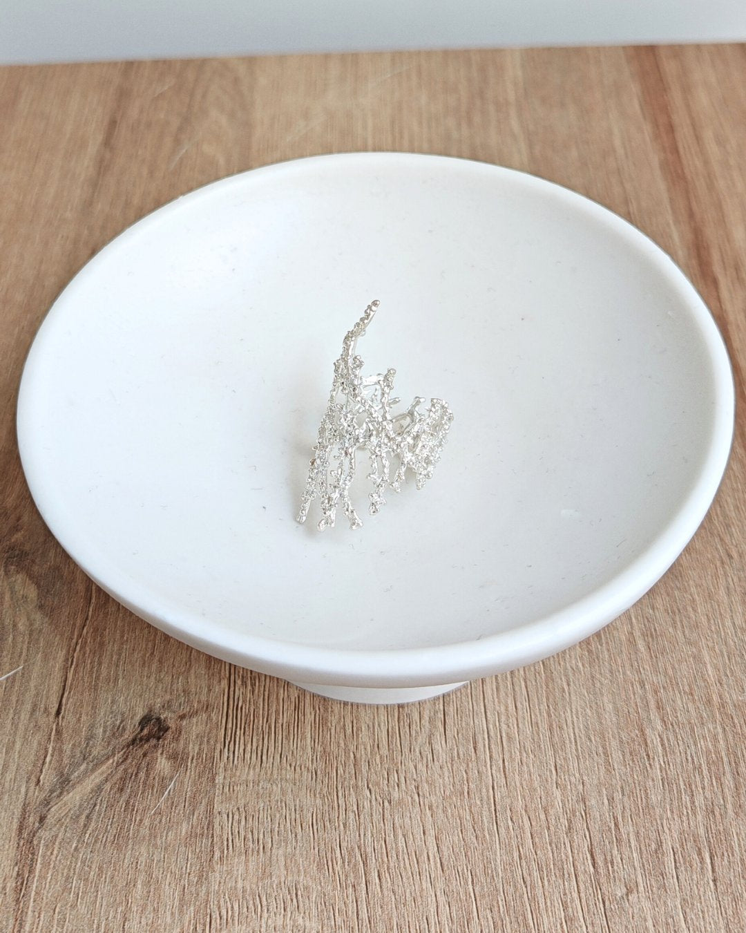 Eos, alzata decorativa in eco- resina Jesmonite fatta a mano da Aurah Lab.jpg