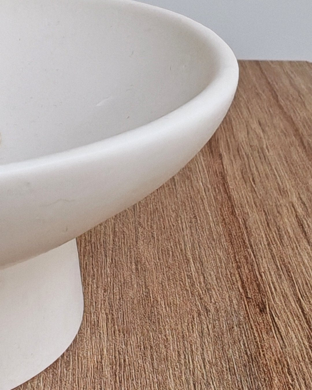 Eos, alzata decorativa in eco- resina Jesmonite fatta a mano da Aurah Lab.jpg