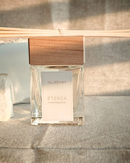 Diffusore ambiente Eterea Aurah Lab con tappo in legno e bastoncini, fragranza iconica del brand