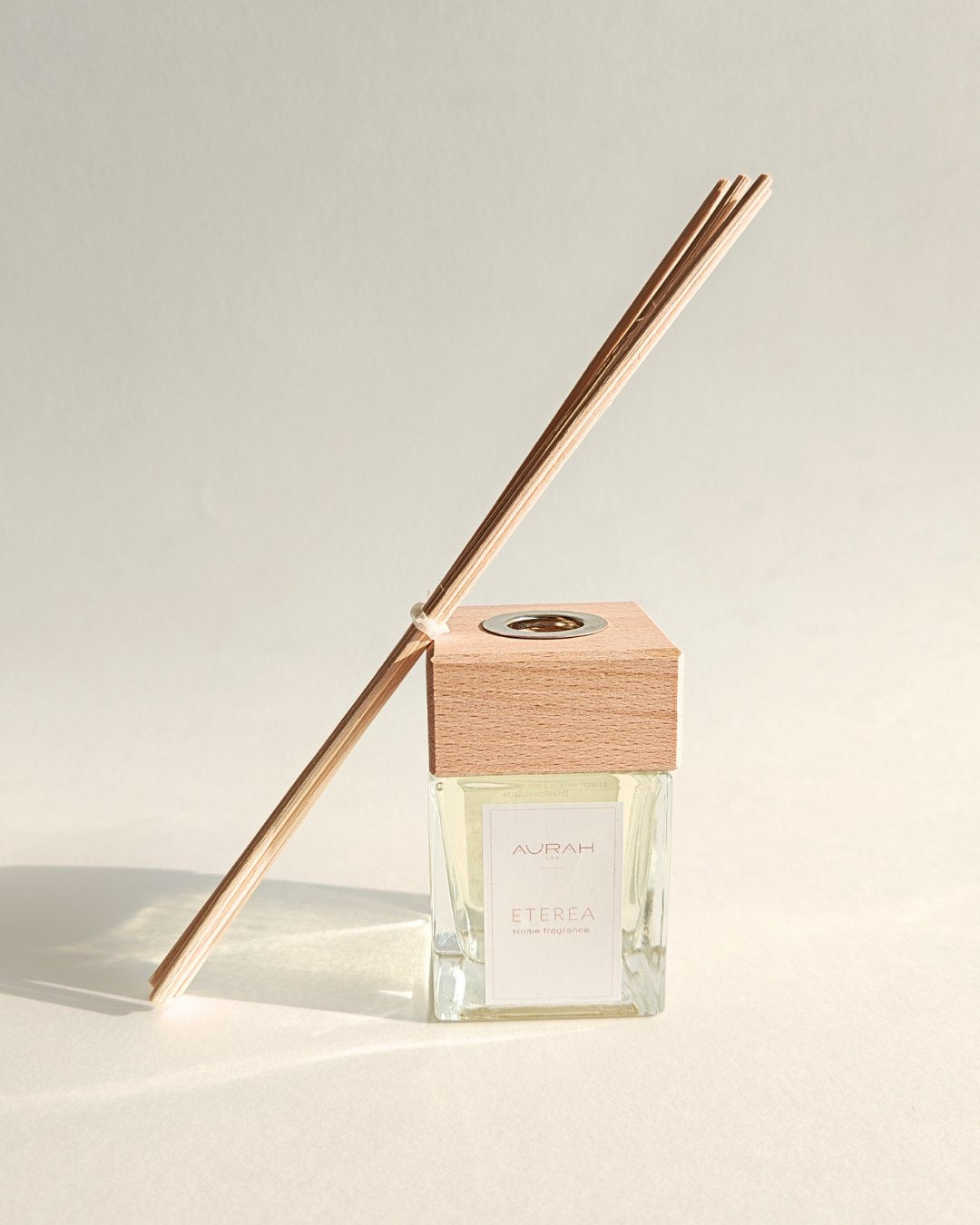 Diffusore ambiente Eterea Aurah Lab con tappo in legno e bastoncini, fragranza iconica del brand