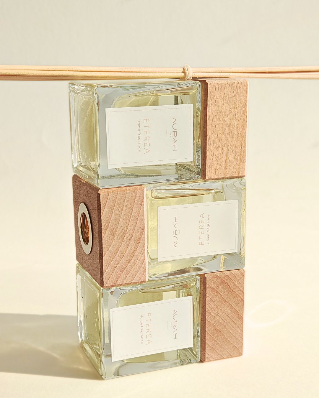 Diffusore ambiente Eterea Aurah Lab con tappo in legno e bastoncini, fragranza iconica del brand