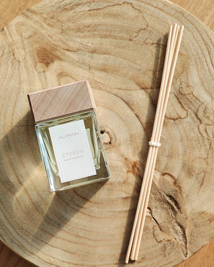Diffusore ambiente Eterea Aurah Lab con tappo in legno e bastoncini, fragranza iconica del brand