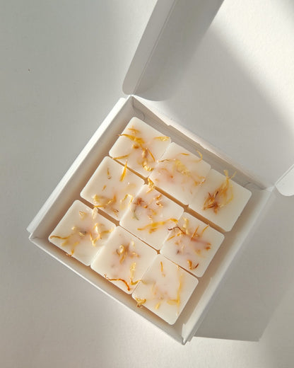 Set da 9 Praline botaniche (wax melt) in cera cera di oliva al Palo Santo, con petali di calendula, ideali per il brucia essenze.