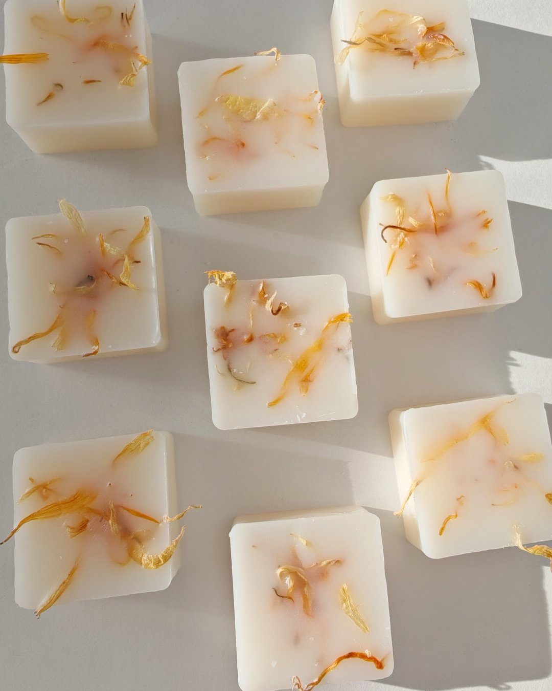 Set da 9 Praline botaniche (wax melt) in cera cera di oliva al Palo Santo, con petali di calendula, ideali per il brucia essenze.