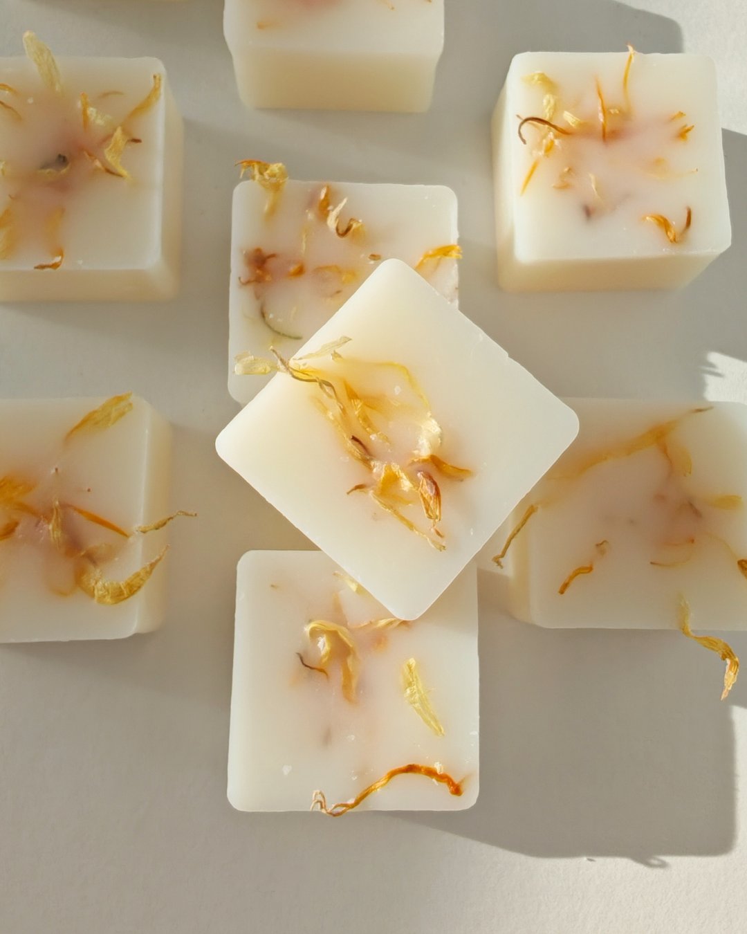 Set da 9 Praline botaniche (wax melt) in cera cera di oliva al Palo Santo, con petali di calendula, ideali per il brucia essenze.