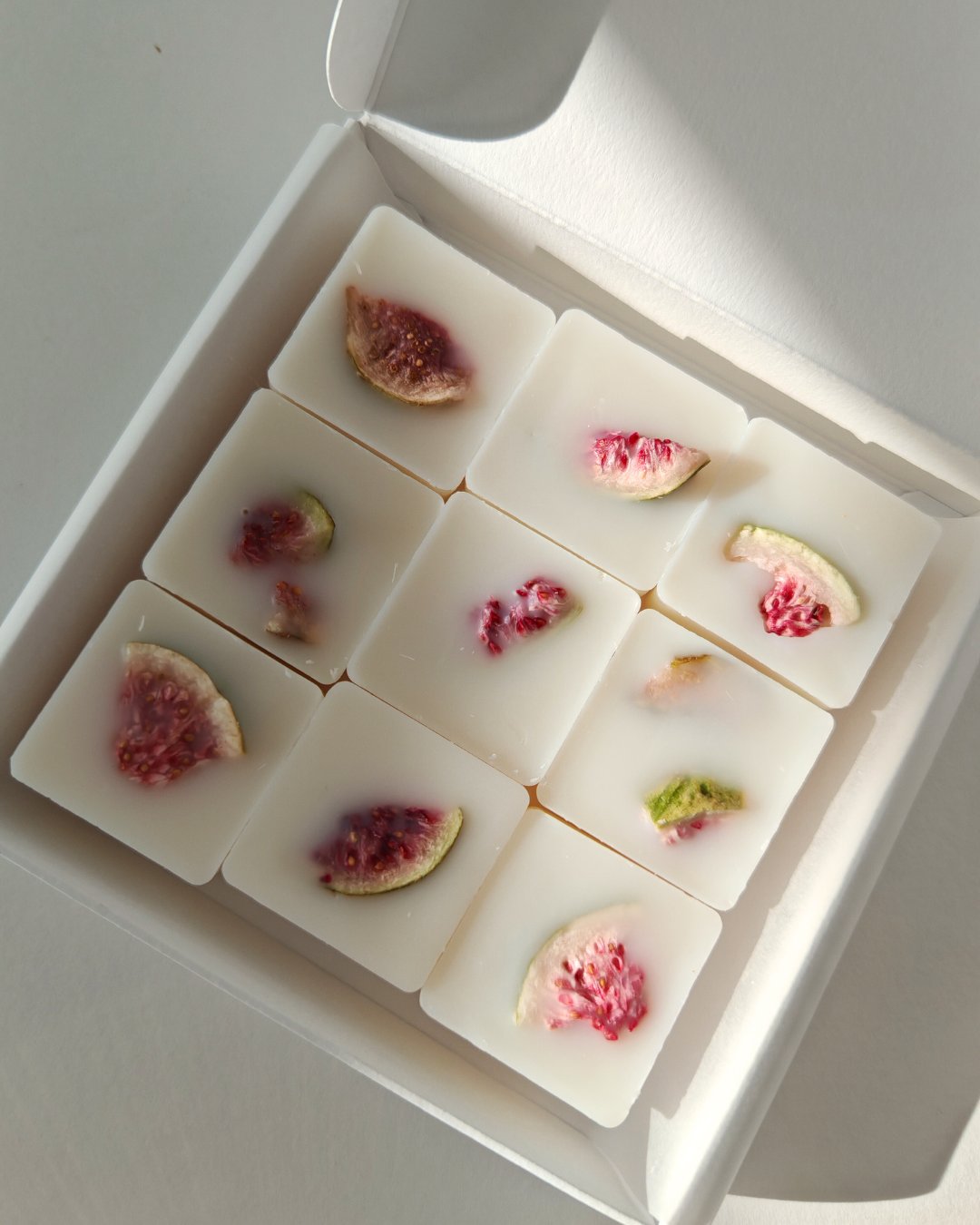 Set da 9 Praline botaniche (wax melt) in cera cera di oliva al Sandalo & Fico, con fico essiccato, ideali per il brucia essenze.