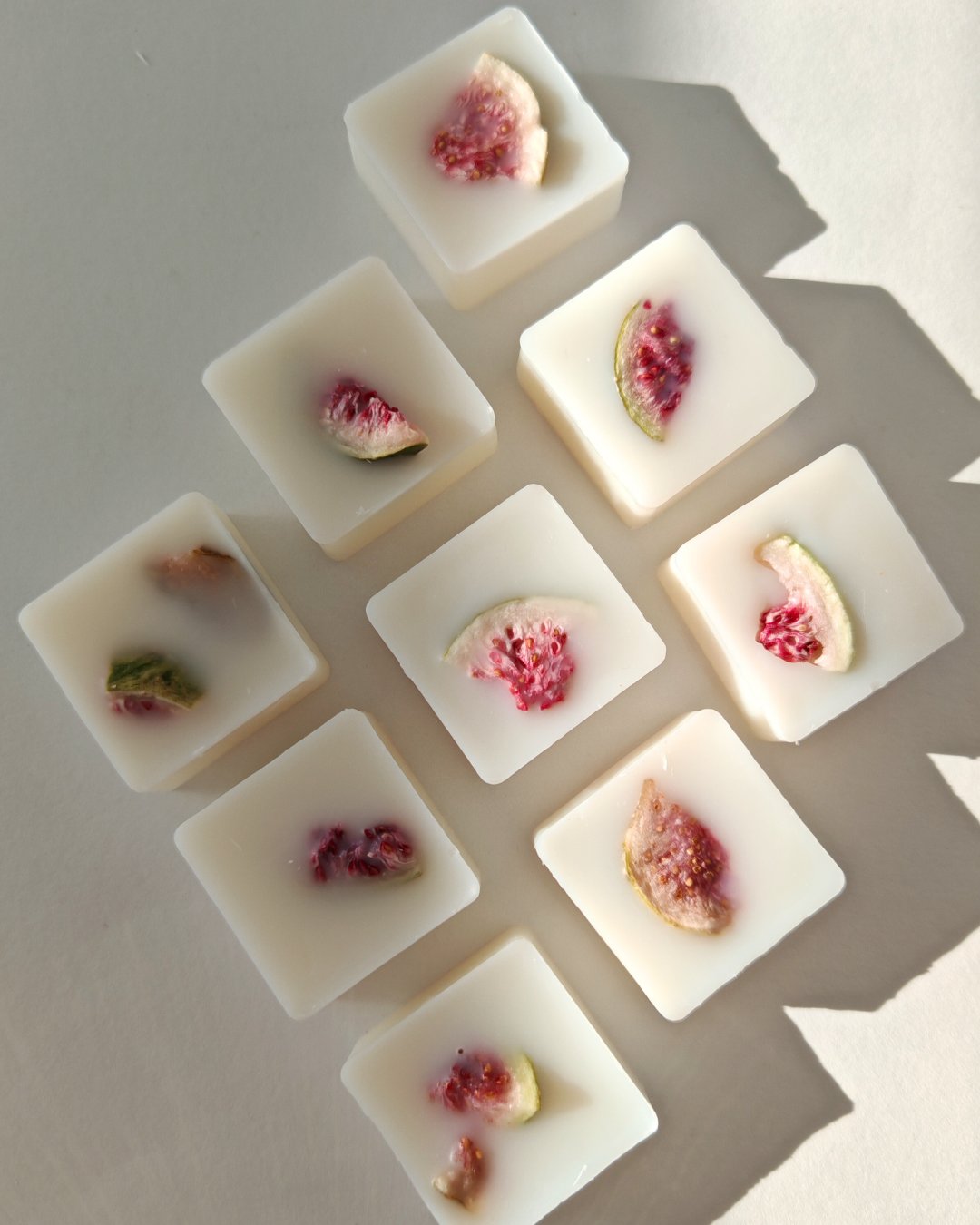 Set da 9 Praline botaniche (wax melt) in cera cera di oliva al Sandalo & Fico, con fico essiccato, ideali per il brucia essenze.