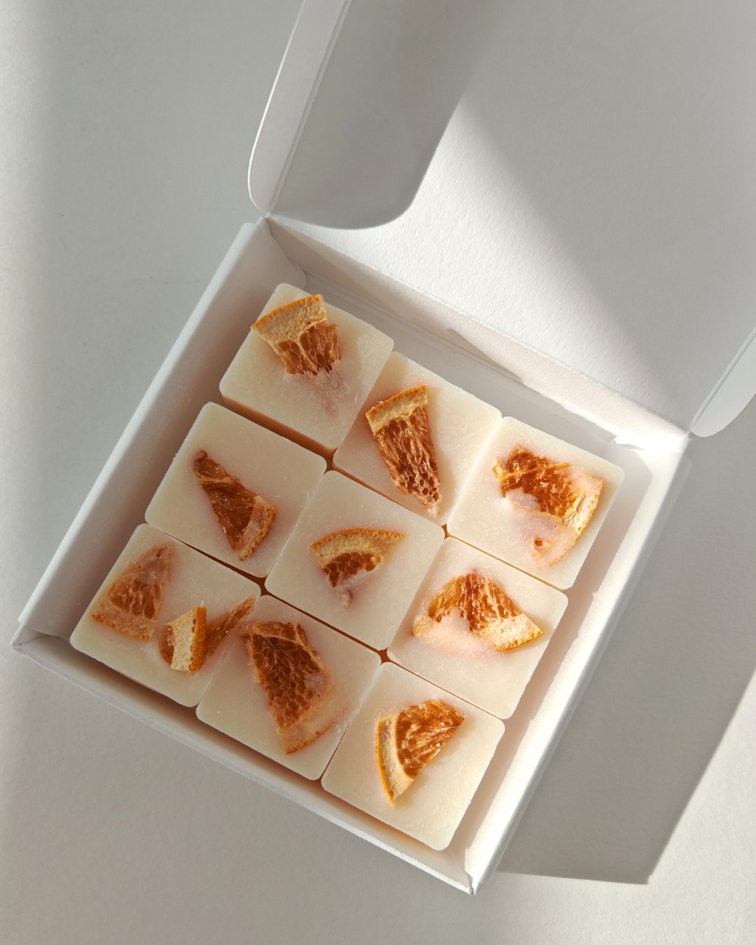 Set da 9 Praline botaniche (wax melt) in cera cera di oliva alla Zagara con arancia essiccata, ideali per il brucia essenze.