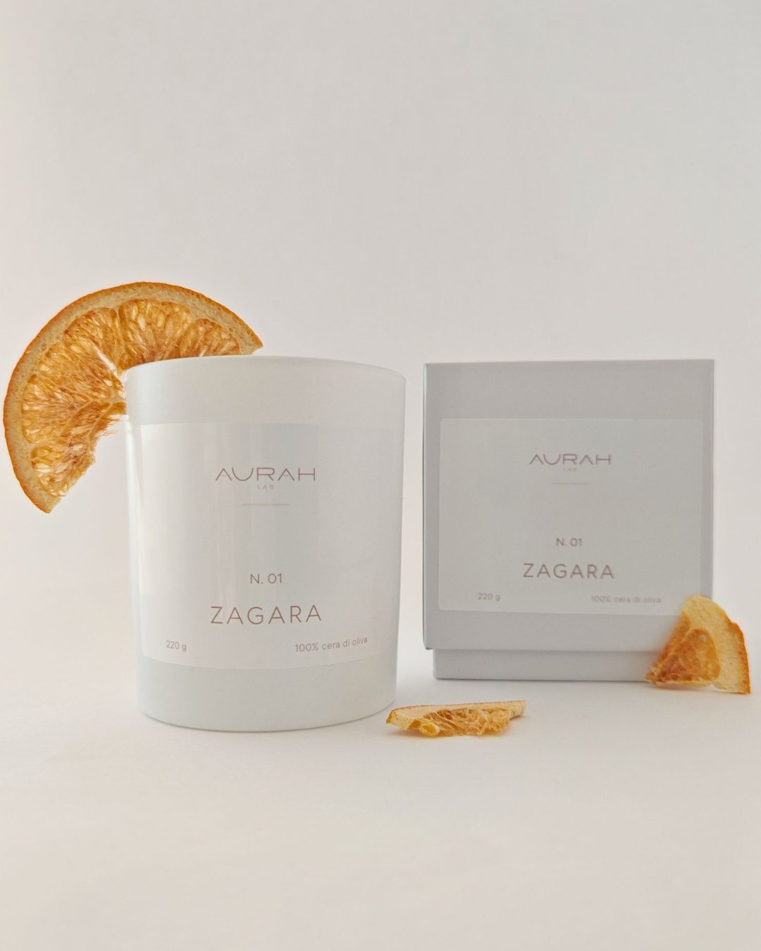 Candela artigianale Aurah Lab in cera di oliva, fragranza zagara mediterranea, contenitore in vetro bianco opaco.