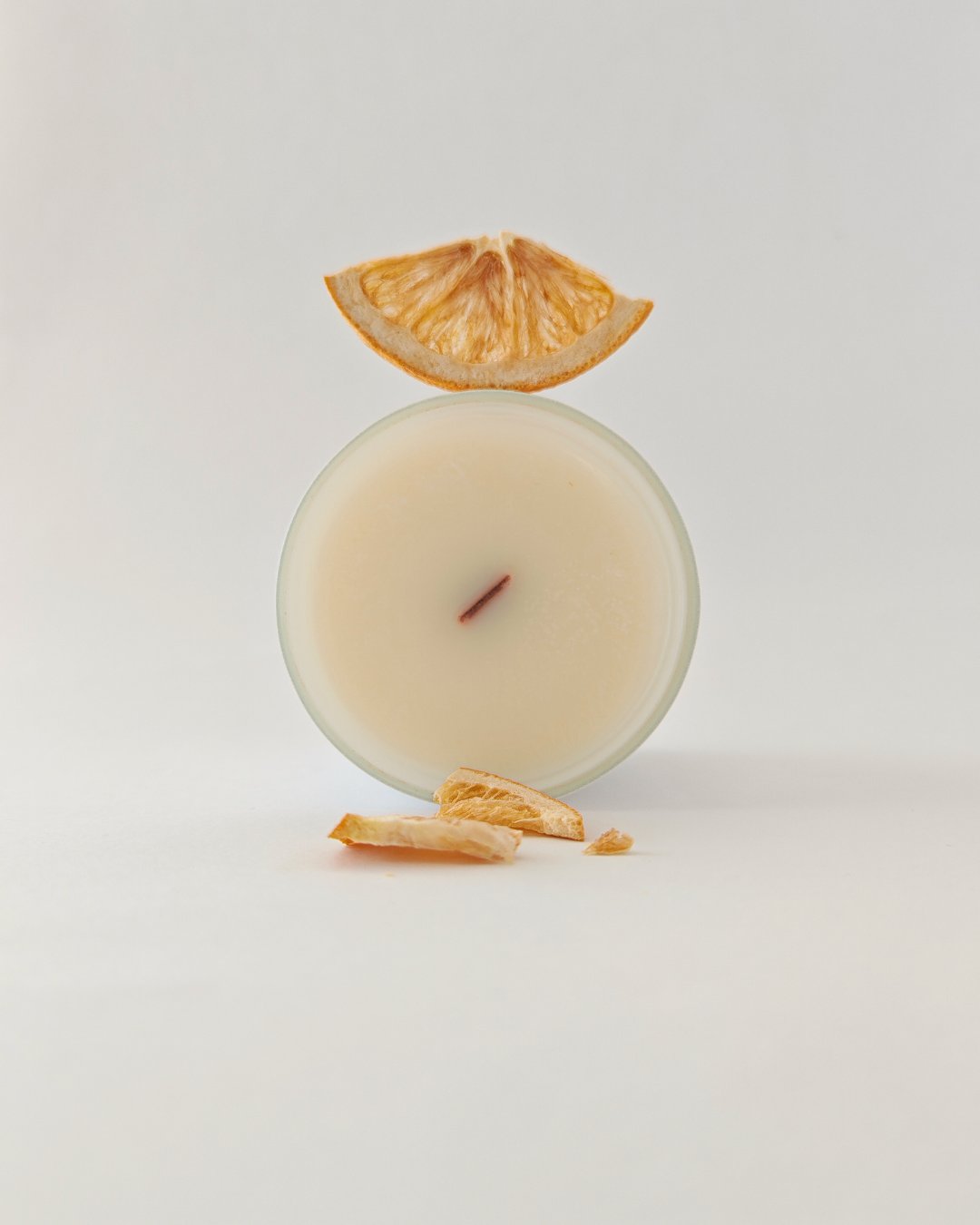 Candela artigianale Aurah Lab in cera di oliva, fragranza zagara mediterranea, contenitore in vetro bianco opaco.