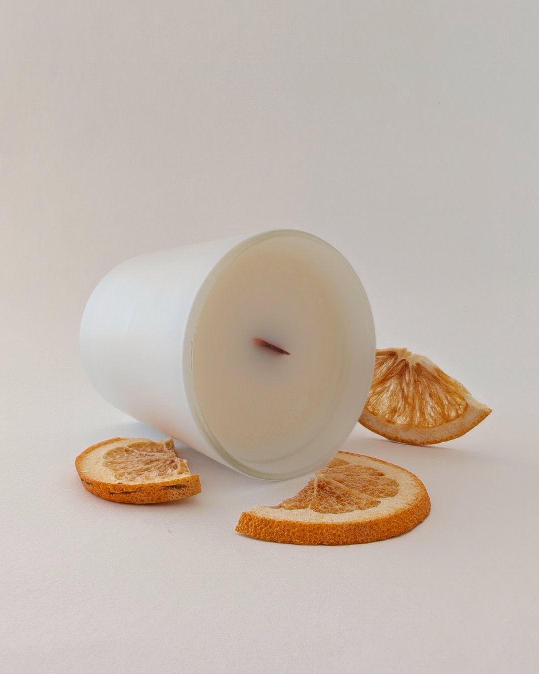 Candela artigianale Aurah Lab in cera di oliva, fragranza zagara mediterranea, contenitore in vetro bianco opaco.