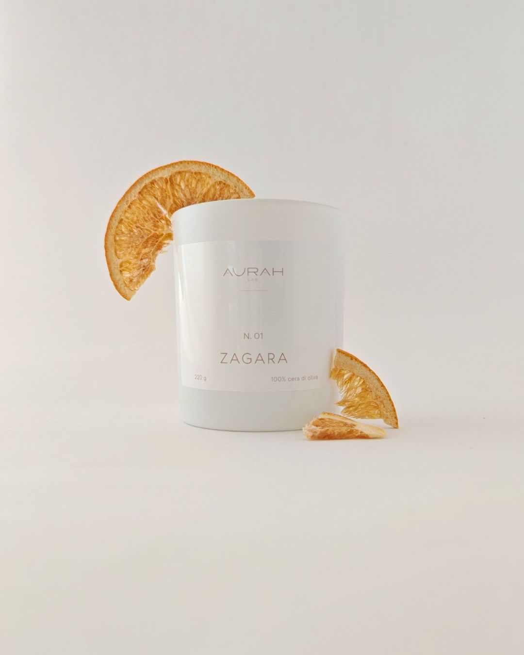 Candela artigianale Aurah Lab in cera di oliva, fragranza zagara mediterranea, contenitore in vetro bianco opaco.