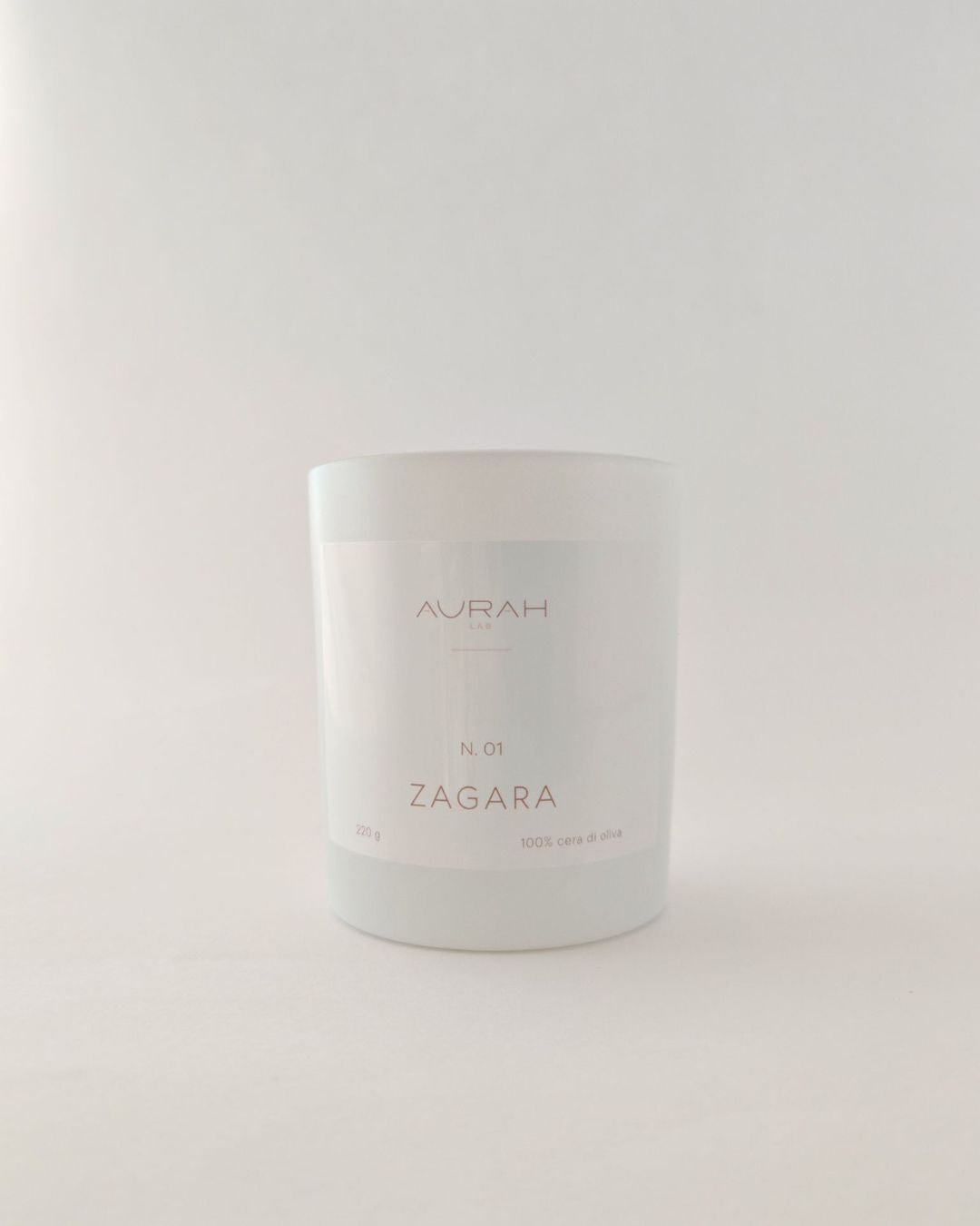 Candela artigianale Aurah Lab in cera di oliva, fragranza zagara mediterranea, contenitore in vetro bianco opaco
