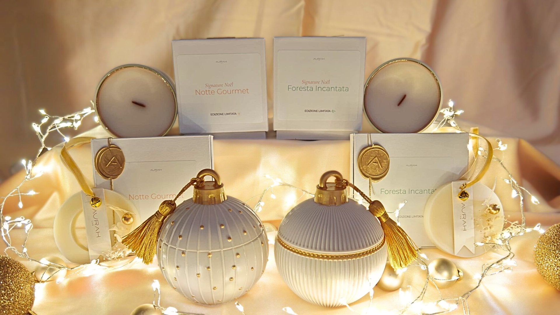 Collezione natalizia Aurah Noël: candele artigianali in cera d’oliva, ghirlande profumate e palline in Jesmonite con dettagli oro. Edizione limitata, packaging elegante e palette bianco-oro. Foto luminosa e sensoriale, stile premium.