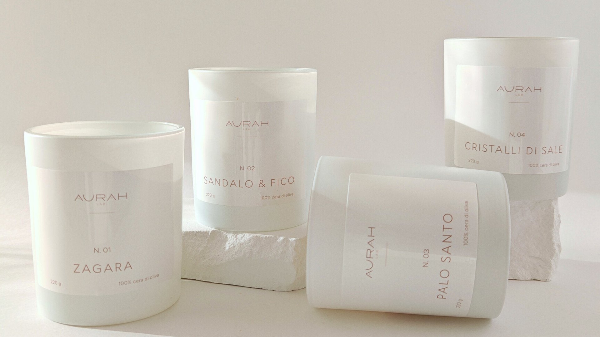 Set di candele della collezione Aurah Signature di Aurah Lab, quattro profumazioni: Zagara, Sandalo & Fico, Palo Santo e Cristalli di Sale.