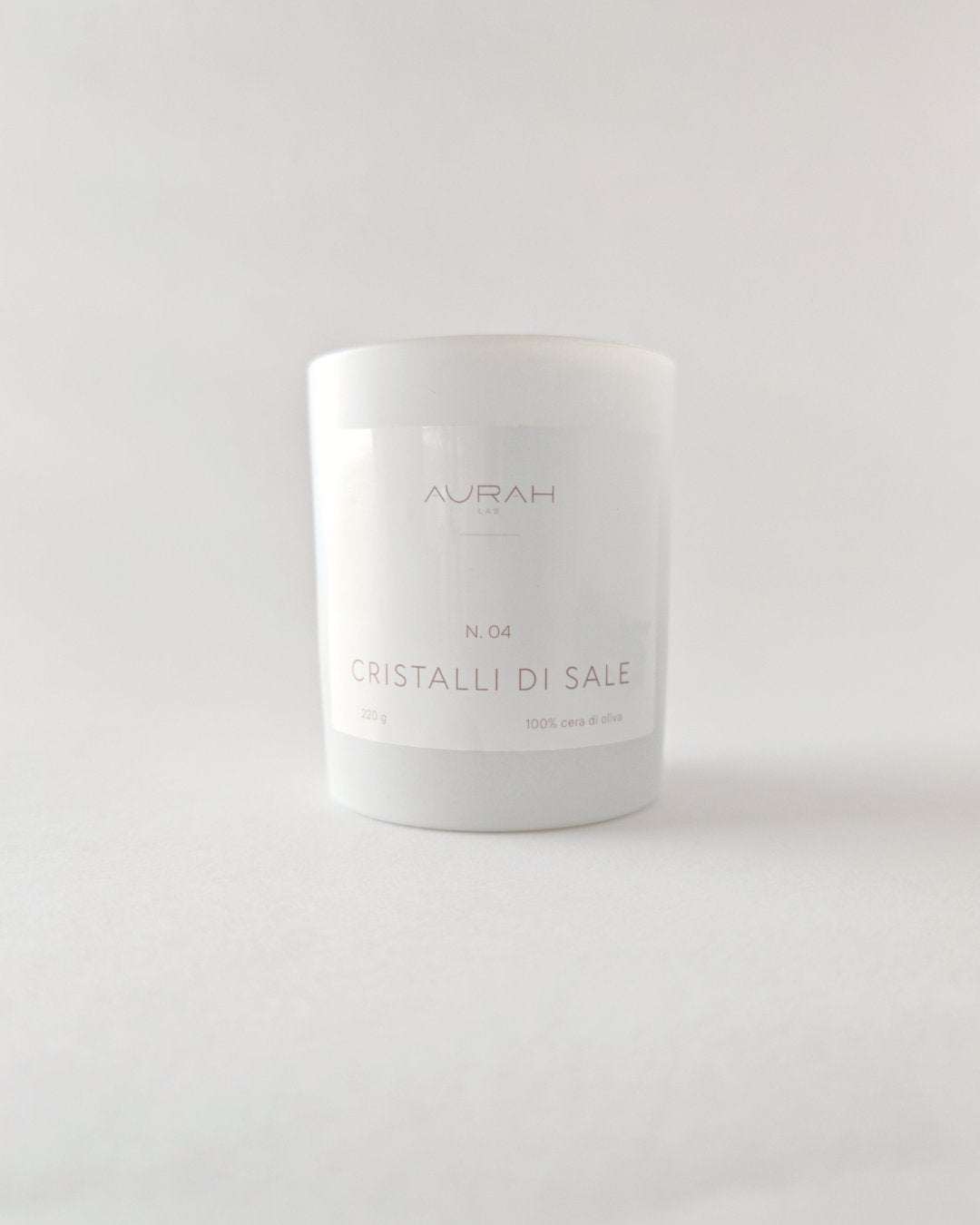 Candela profumata Aurah Lab ai cristalli di sale, cera di oliva naturale, stoppino in legno, contenitore in vetro bianco opaco