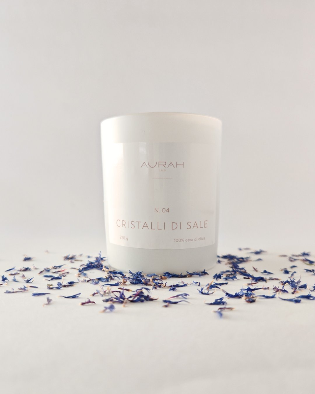 Candela profumata Aurah Lab ai cristalli di sale, cera di oliva naturale, stoppino in legno, contenitore in vetro bianco opaco