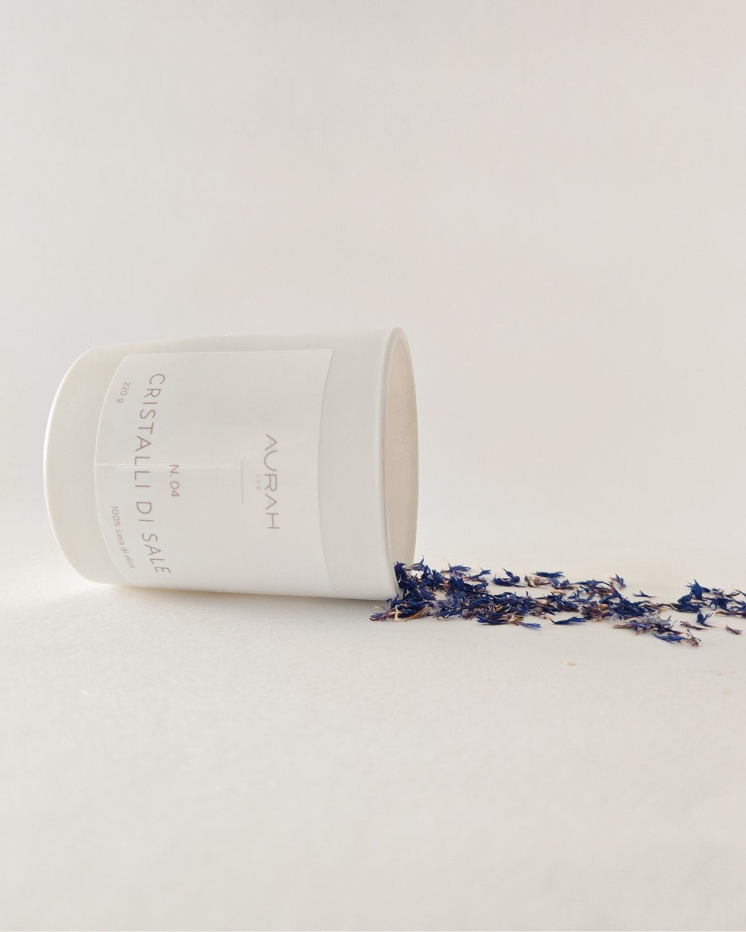 Candela profumata Aurah Lab ai cristalli di sale, cera di oliva naturale, stoppino in legno, contenitore in vetro bianco opaco