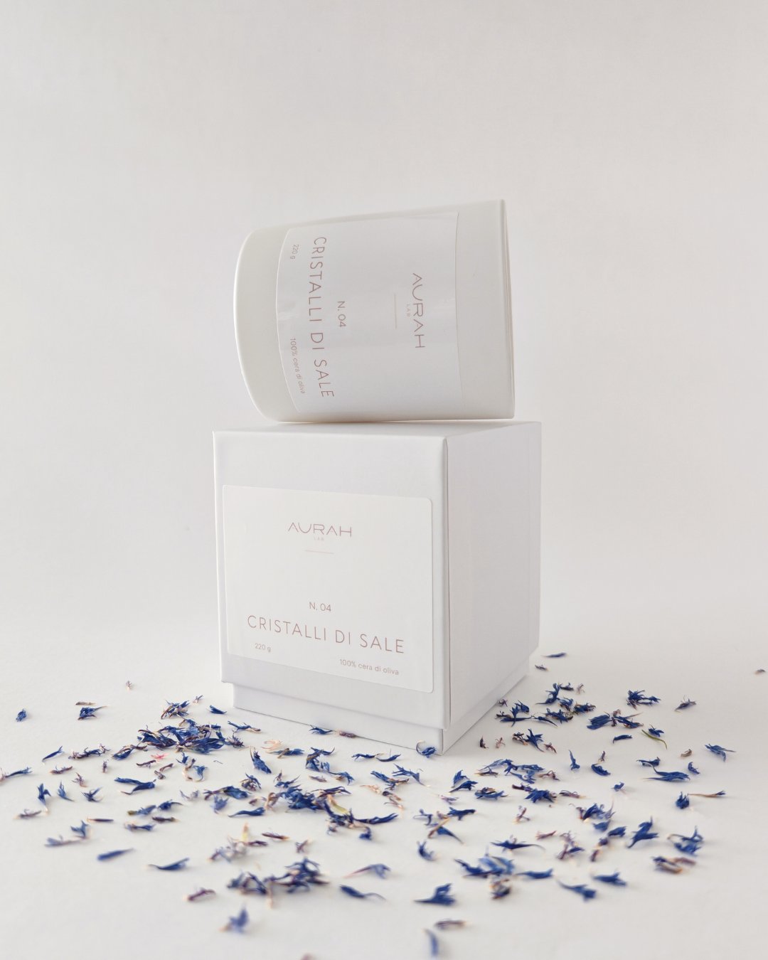 Candela profumata Aurah Lab ai cristalli di sale, cera di oliva naturale, stoppino in legno, contenitore in vetro bianco opaco, scatola luxury bianca.