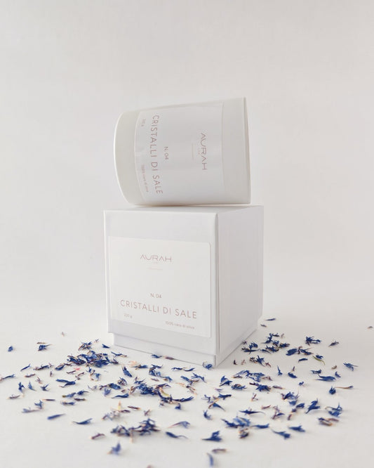Candela profumata Aurah Lab ai cristalli di sale, cera di oliva naturale, stoppino in legno, contenitore in vetro bianco opaco, scatola luxury bianca.