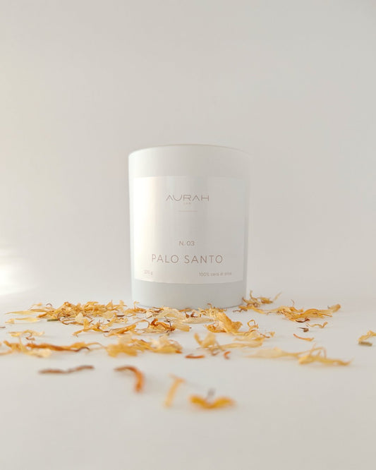 Candela artigianale Aurah Lab al Palo Santo, cera di oliva e stoppino in legno, contenitore in vetro bianco opaco