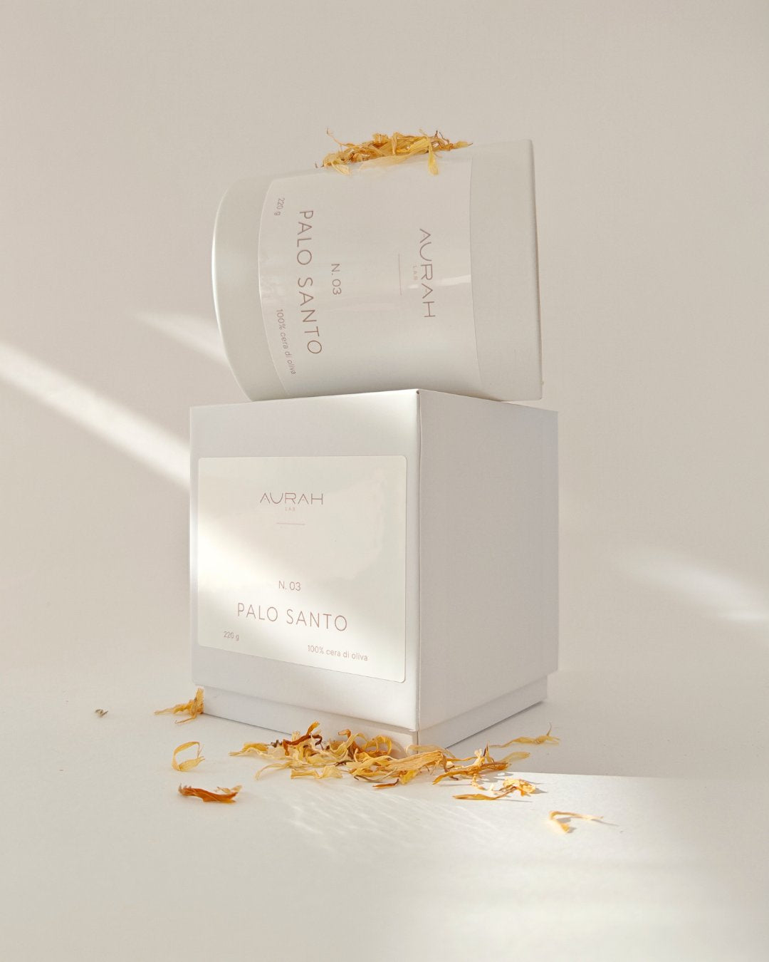 Candela artigianale Aurah Lab al Palo Santo, cera di oliva e stoppino in legno, contenitore in vetro bianco opaco