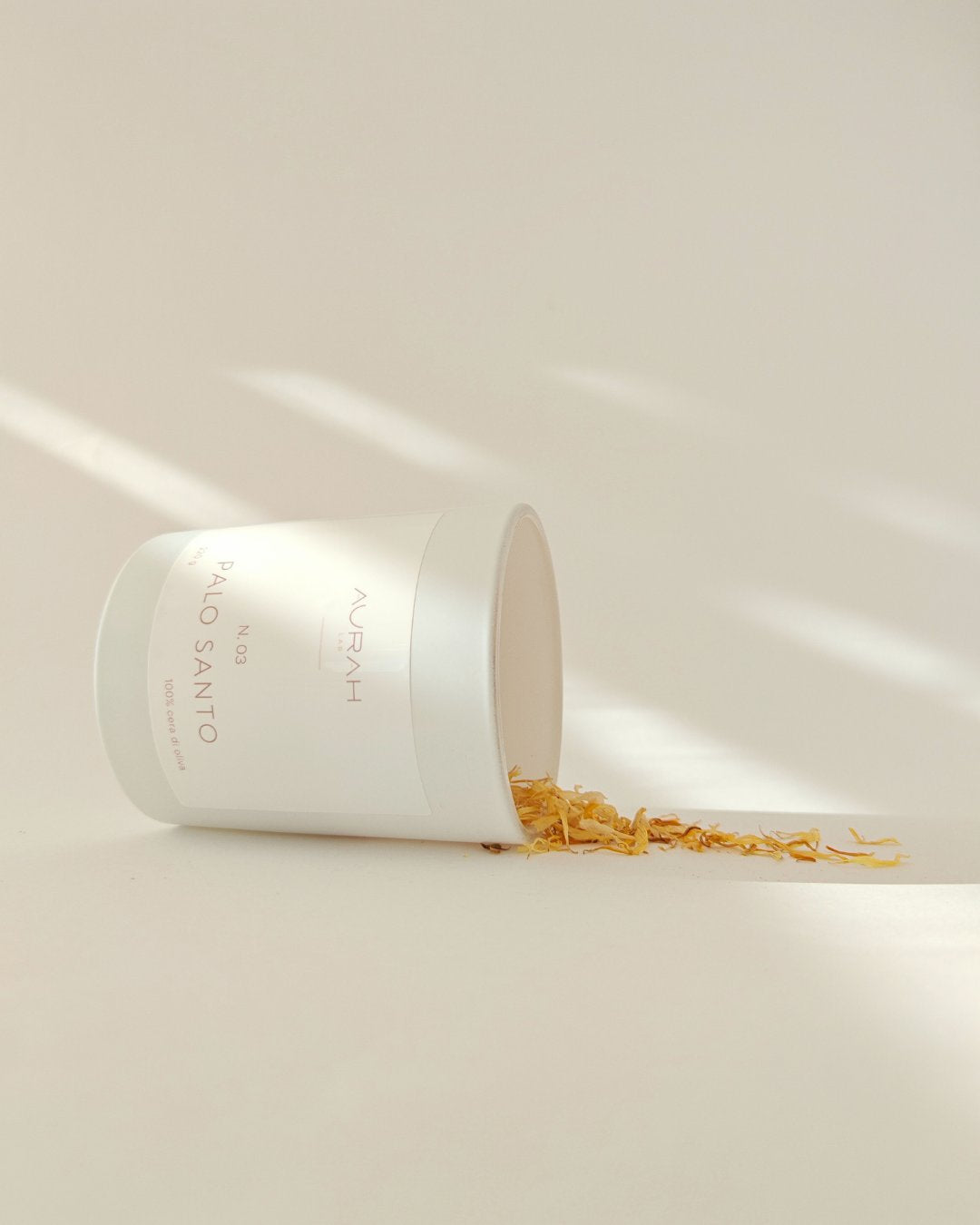 Candela artigianale Aurah Lab al Palo Santo, cera di oliva e stoppino in legno, contenitore in vetro bianco opaco