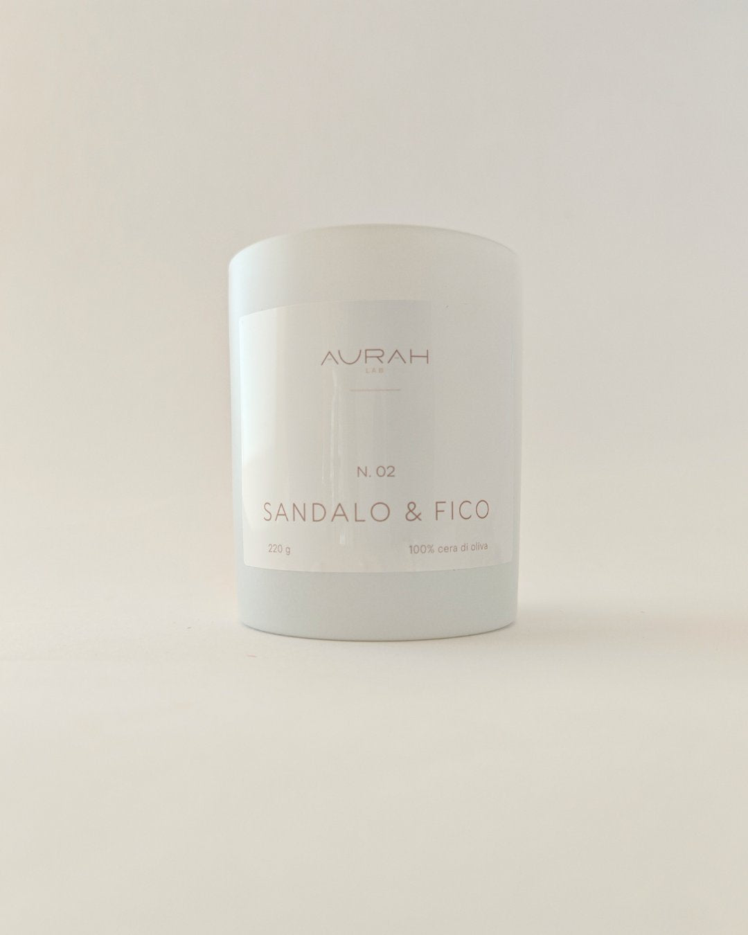 Candela naturale Aurah Lab al fico e legno di sandalo, in cera di oliva, contenitore in vetro bianco opaco, stoppino in legno