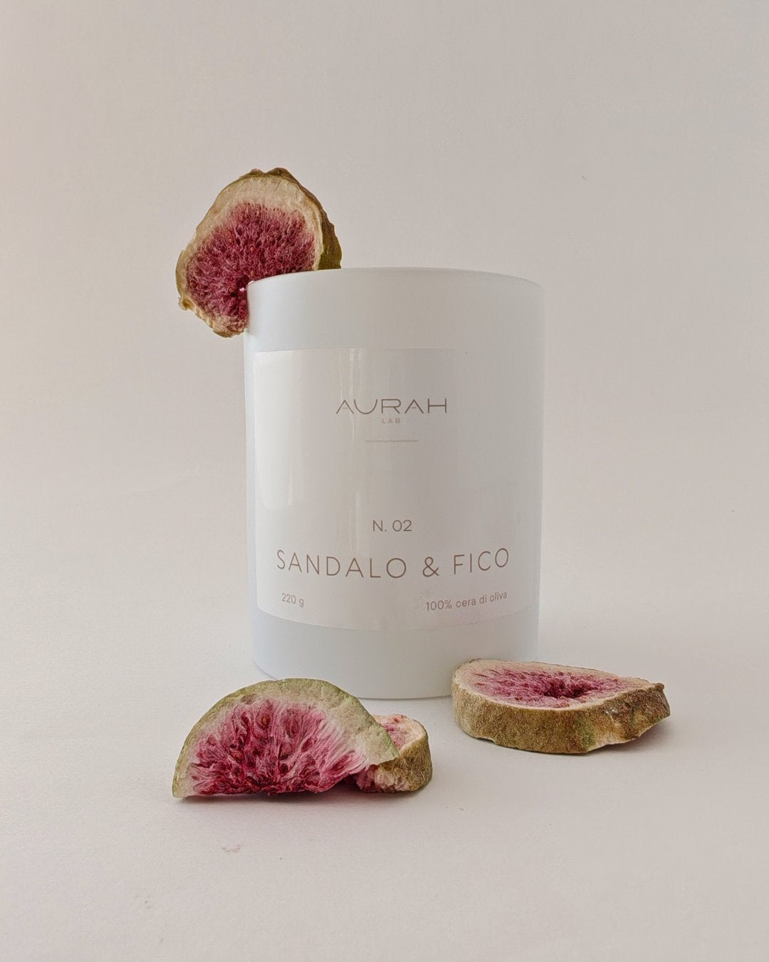 Candela naturale Aurah Lab al fico e legno di sandalo, in cera di oliva, contenitore in vetro bianco opaco, stoppino in legno