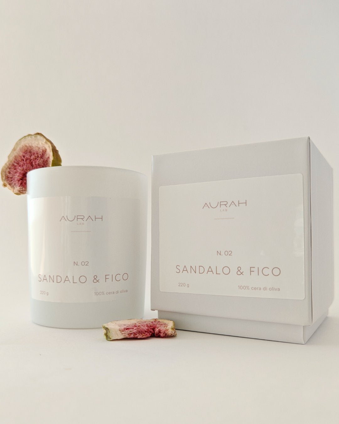 Candela naturale Aurah Lab al fico e legno di sandalo, in cera di oliva, contenitore in vetro bianco opaco, stoppino in legno