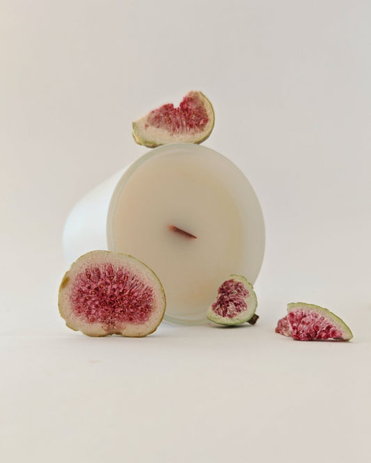 Candela naturale Aurah Lab al fico e legno di sandalo, in cera di oliva, contenitore in vetro bianco opaco, stoppino in legno