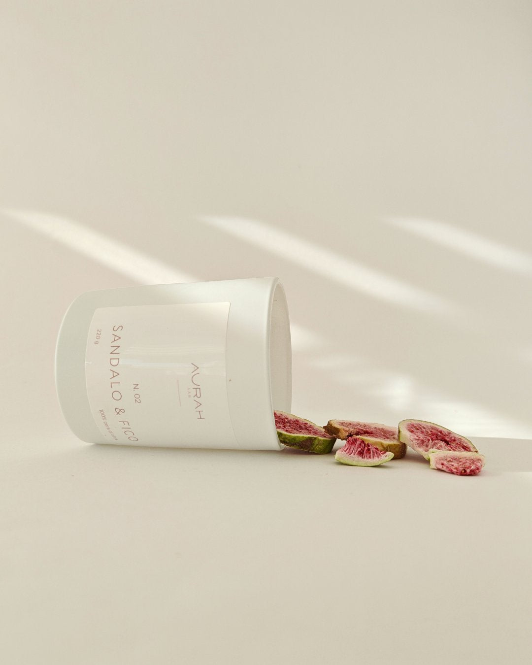 Candela naturale Aurah Lab al fico e legno di sandalo, in cera di oliva, contenitore in vetro bianco opaco, stoppino in legno