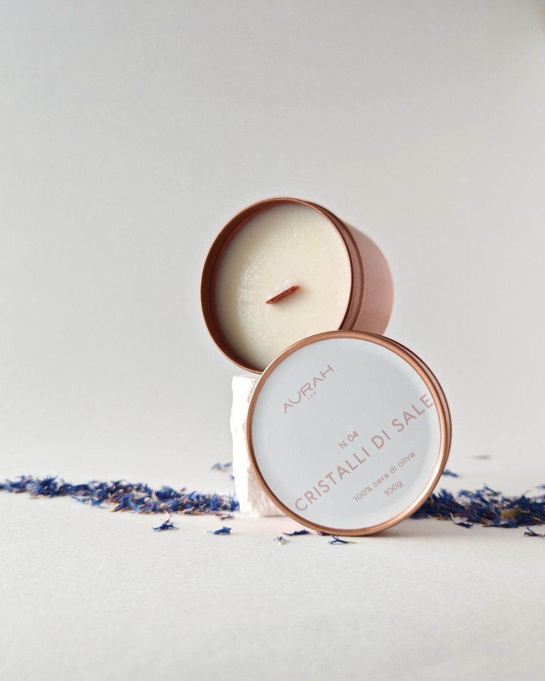 Candela travel Aurah Lab fragranza Cristalli di Sale in cera di oliva e barattolo di alluminio rose gold