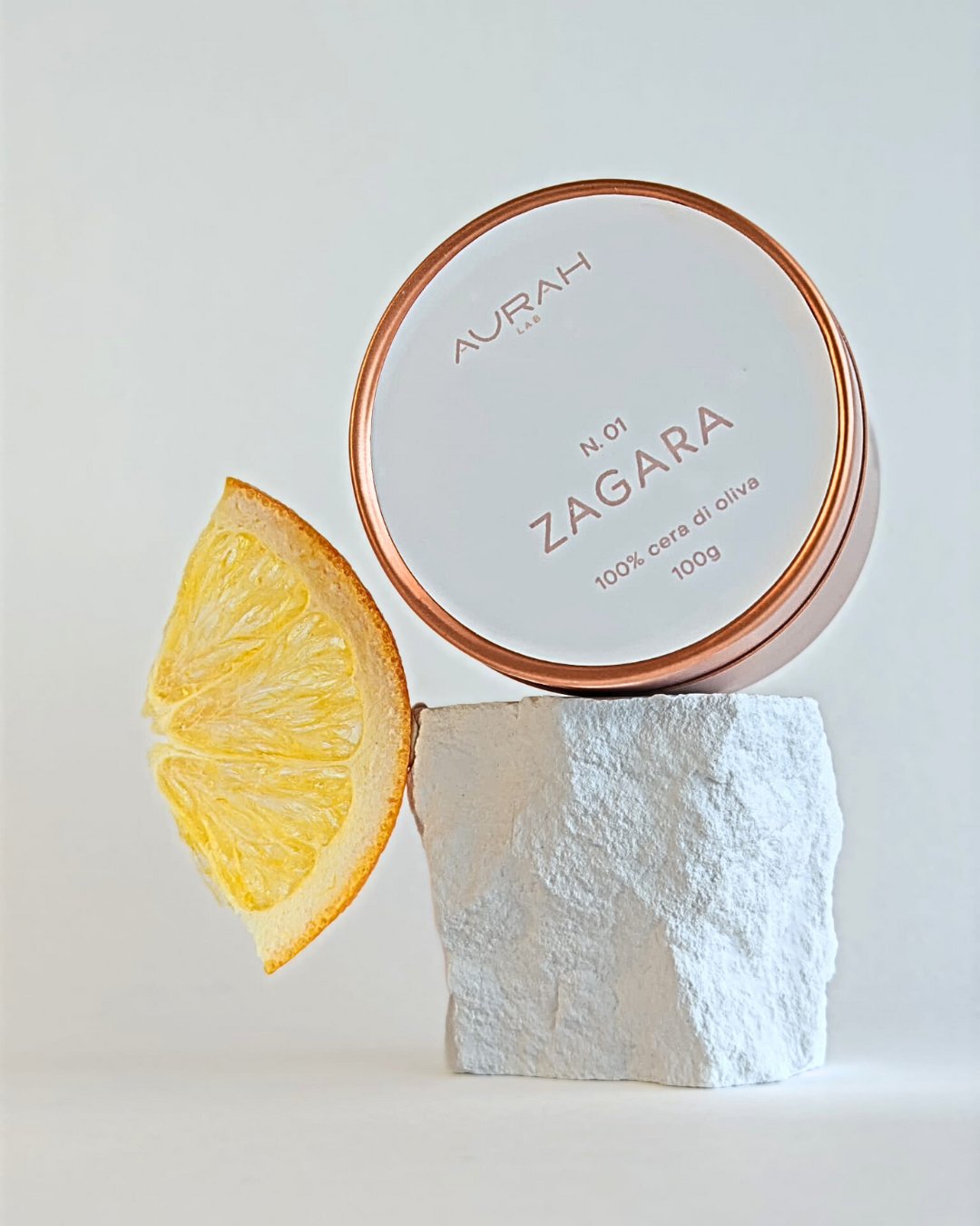 Candela travel Aurah Lab realizzata in cera di oliva, fragranza zagara, stoppino in legno, in latta rose gold.