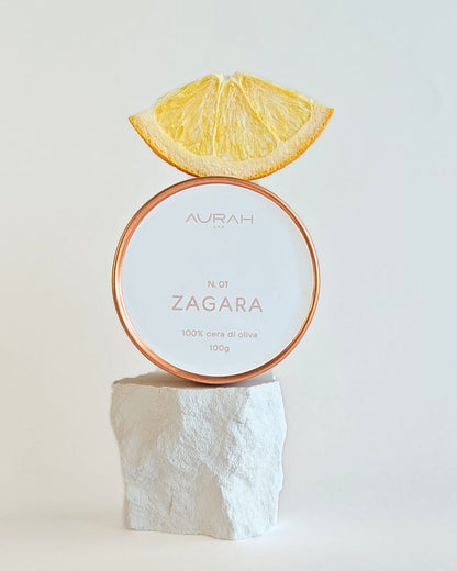 Candela travel Aurah Lab realizzata in cera di oliva, fragranza zagara, stoppino in legno, in latta rose gold.