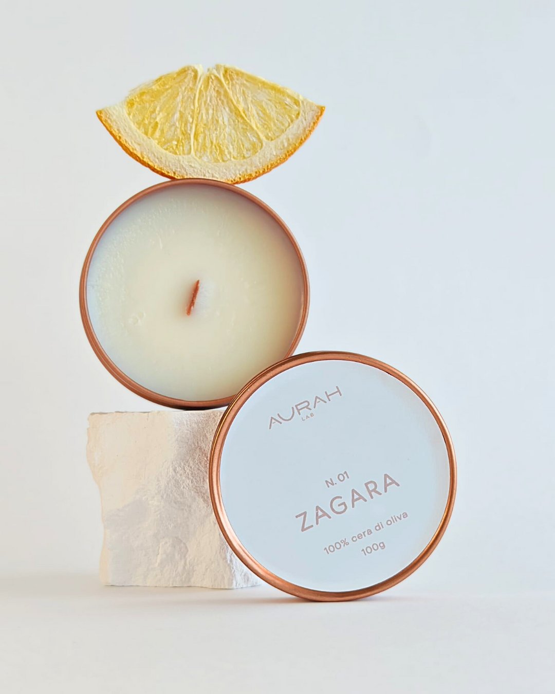 Candela travel Aurah Lab realizzata in cera di oliva, fragranza zagara, stoppino in legno, in latta rose gold.