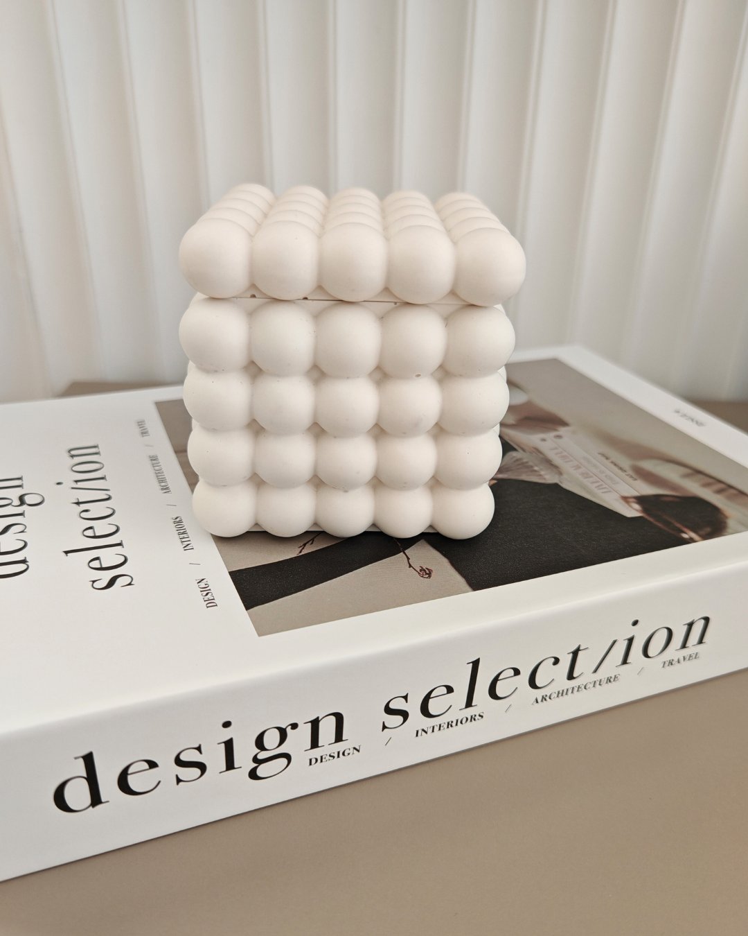 Contenitore Atomo in Jesmonite bianco con sfere geometriche e coperchio, design artigianale Aurah Lab.