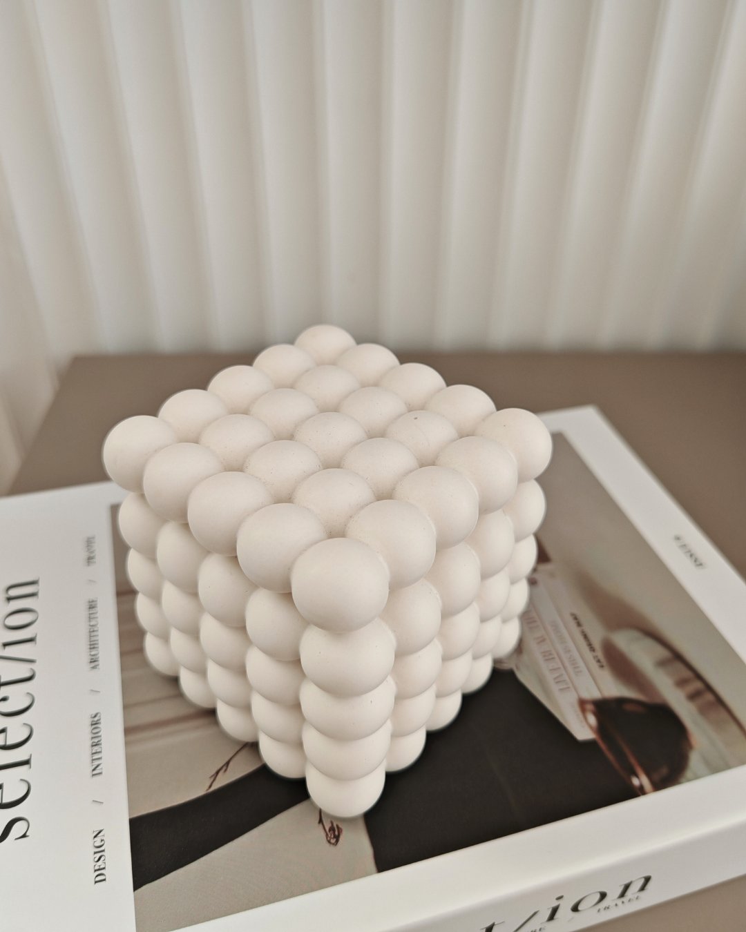 Contenitore Atomo in Jesmonite bianco con sfere geometriche e coperchio, design artigianale Aurah Lab.