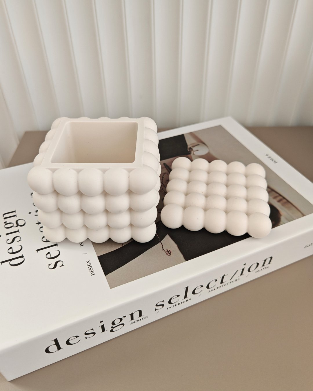 Contenitore Atomo in Jesmonite bianco con sfere geometriche e coperchio, design artigianale Aurah Lab.