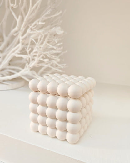 Contenitore Atomo in Jesmonite bianco con sfere geometriche e coperchio, design artigianale Aurah Lab.