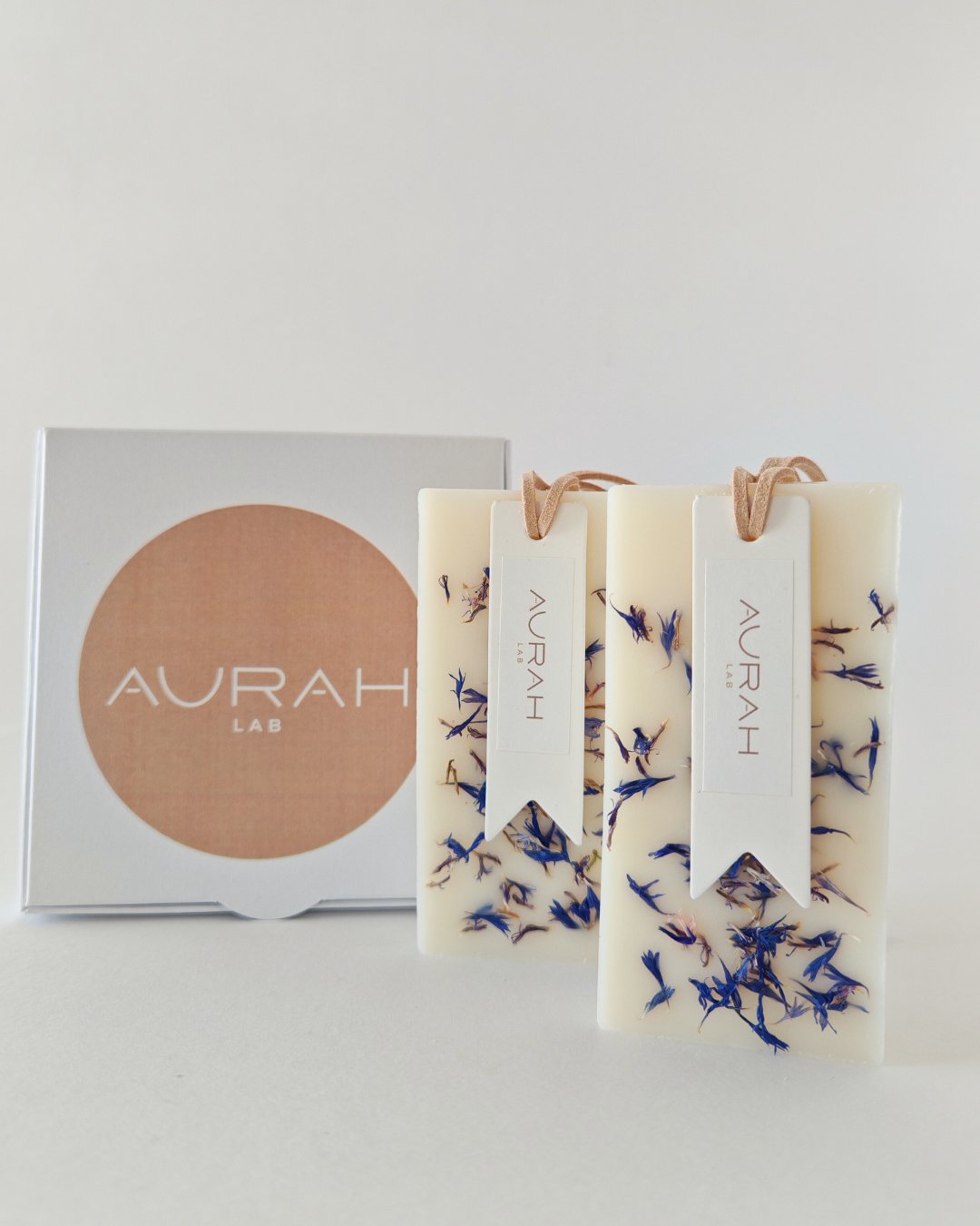 Gioielli Botanici Cristalli di Sale Aurah Lab - set da 2 profumatori artigianali in cera di oliva con petali di fiordaliso blu, ideali per armadi e cassetti
